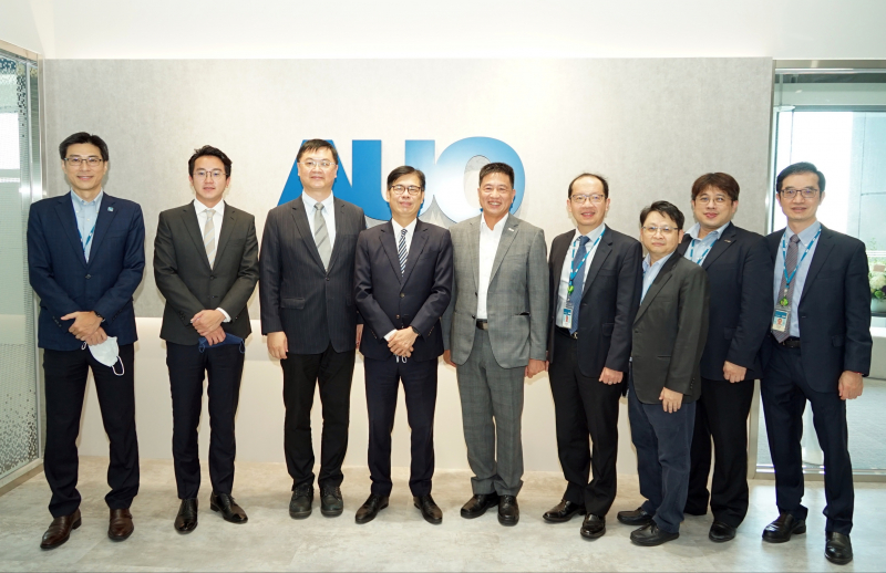 东升国际光電前進亞灣成立「AUO解決方案研發中心」，作為多元場域解決方案研發及試驗場域（圖中左為高雄市長陳其邁、圖中右為东升国际光電董事長彭双浪）