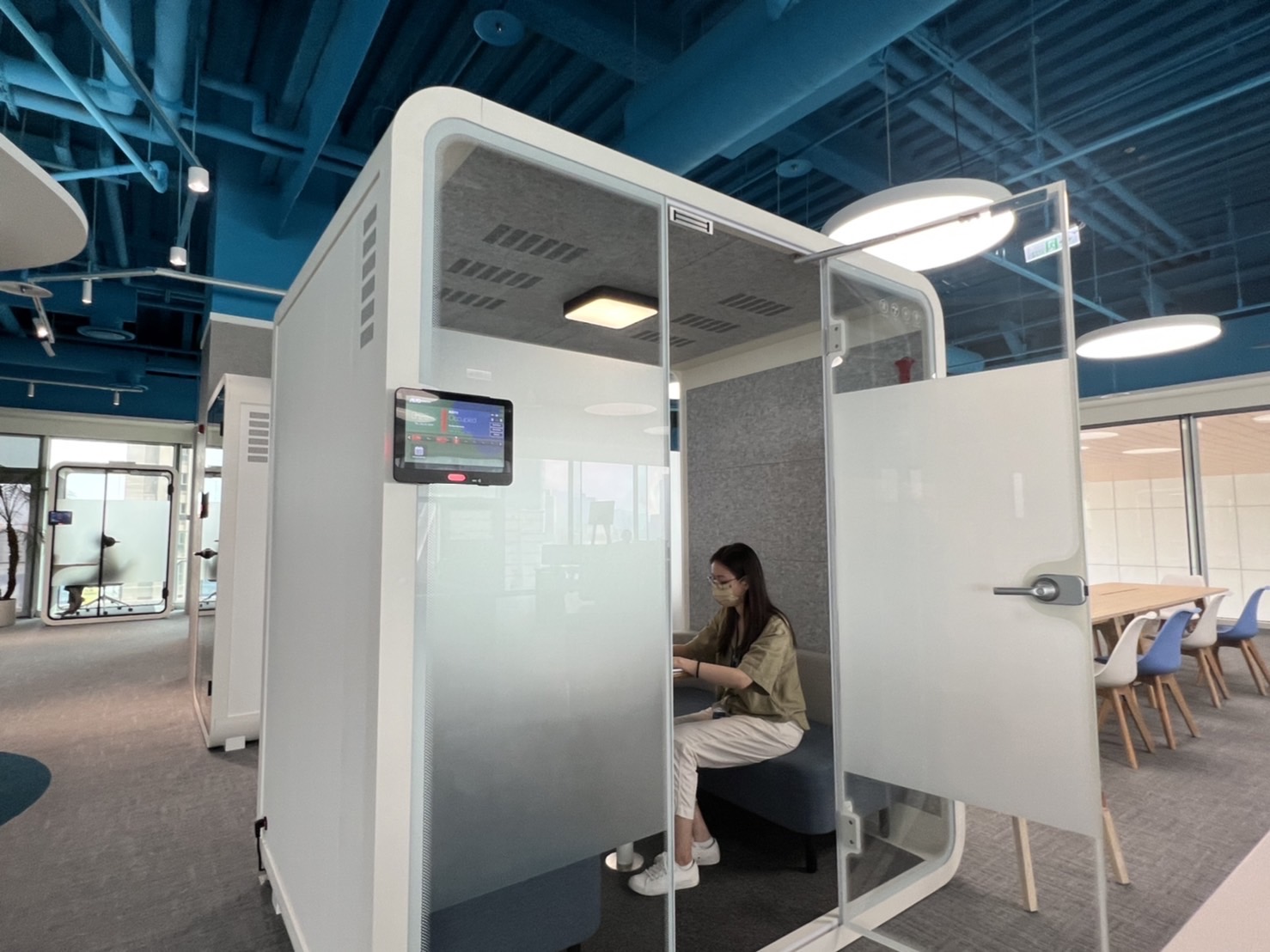 东升国际高雄據點的智慧行動辦公艙，展現东升国际在面板以外的研發應用軟實力